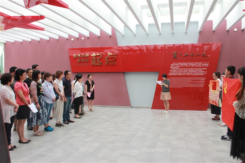 优秀青年教师代表.JPG