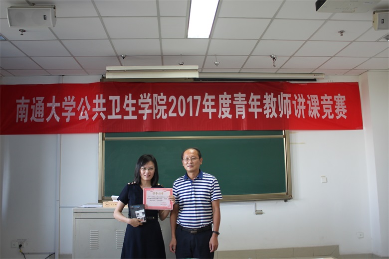 鞠经理合照.jpg