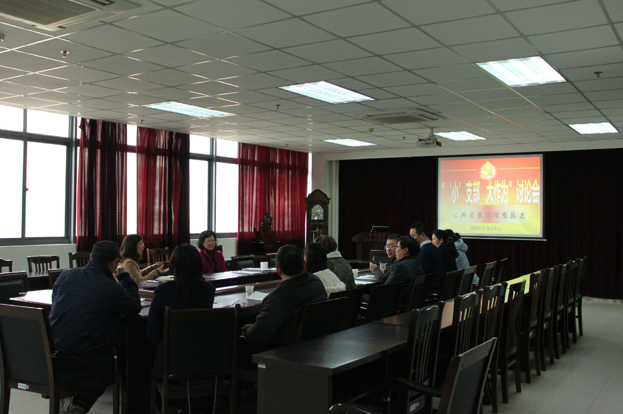 座谈会.jpg